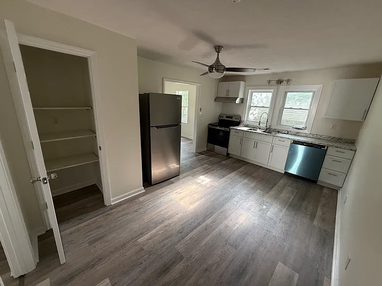 1125 E Rice Ln — Photo 6