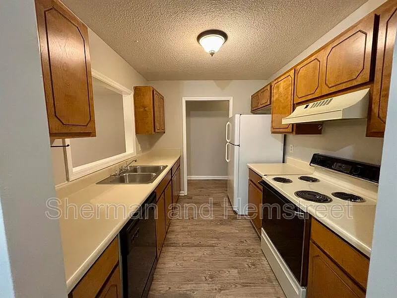3 bed, 2.0 bath, 1200 sqft, $1,100 — Photo 2