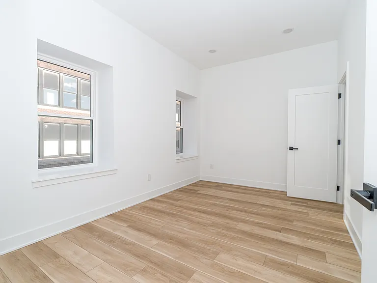 2700 E Auburn St — Photo 23
