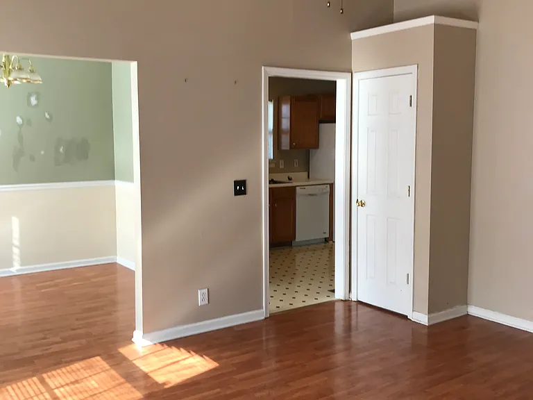 416 Newton Ct — Photo 4