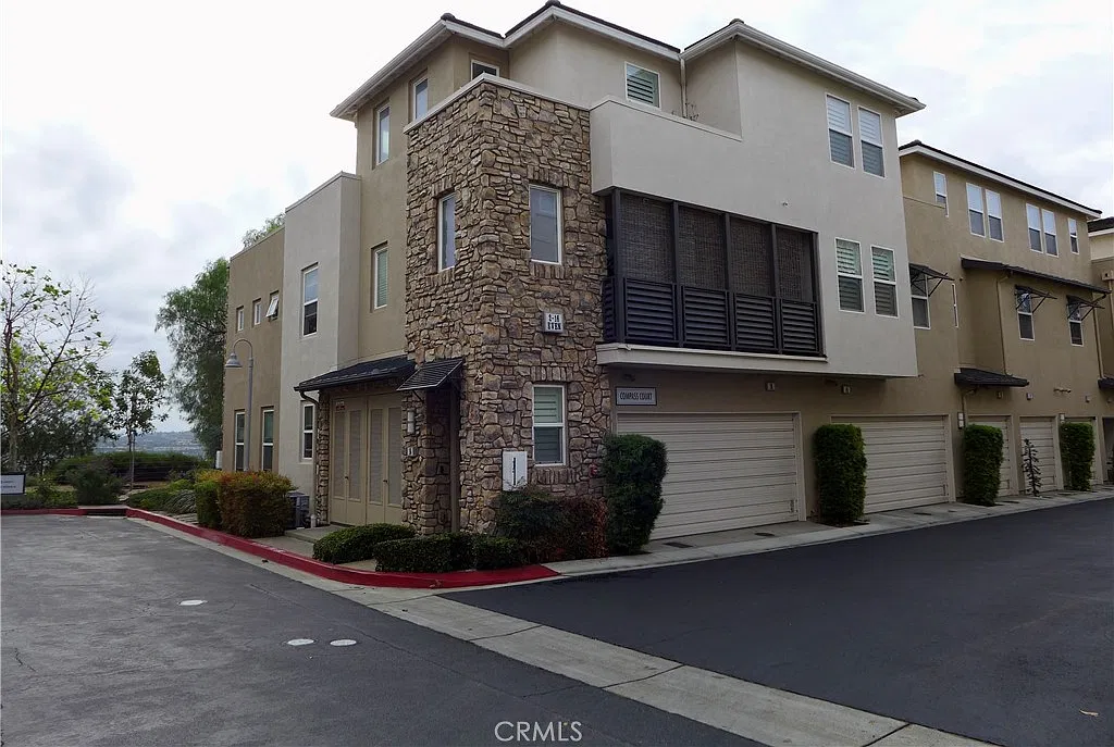 2 bed, 2.5 bath, 1253 sqft, $4,500 — Photo 2