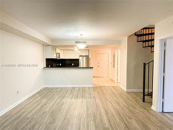 5th image of 3339 Virginia St #Penthouse 26