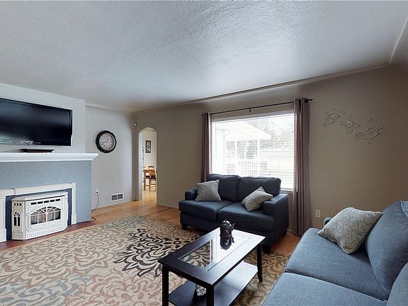 3rd image of 221 126th St E