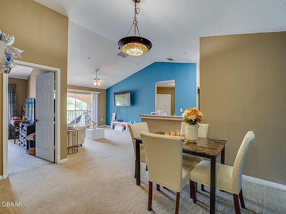 5th image of 940 Village Trl Unit 4-301