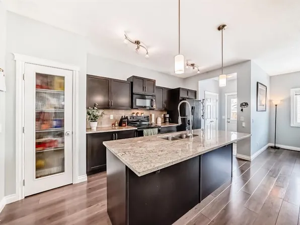 10 N Reunion Grv NW, Airdrie, AB T4B 0Z7