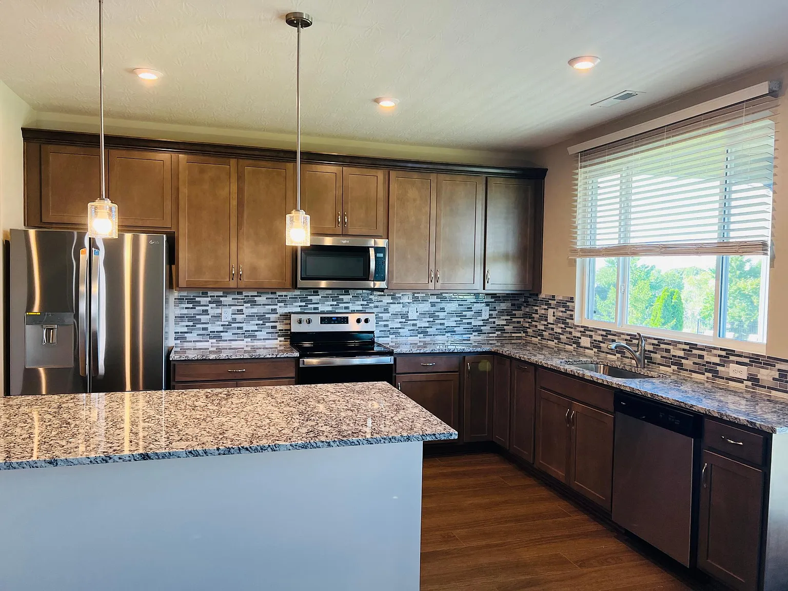 2 bed, 1633 sqft, $2,200 — Photo 2