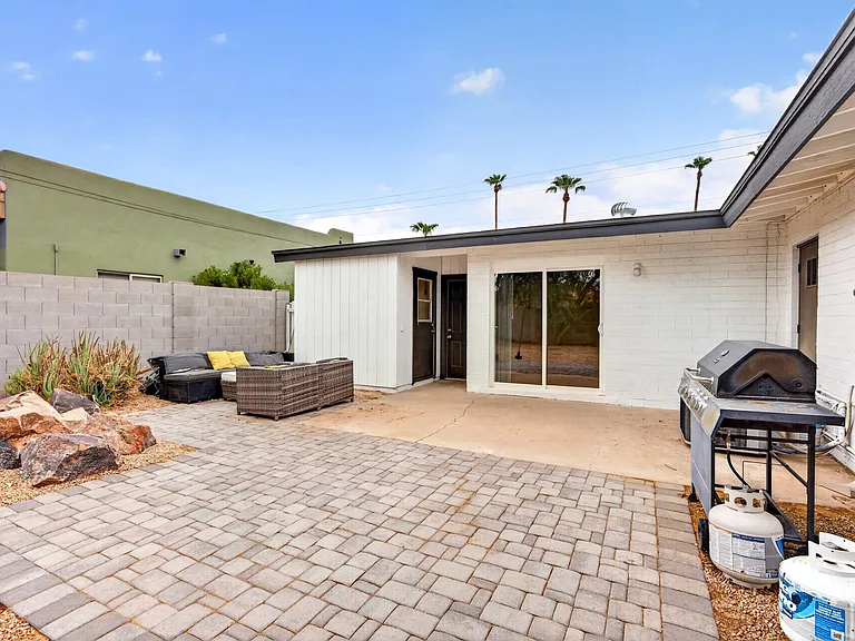 4720 N Miller Rd — Photo 31