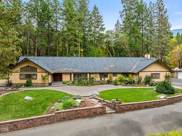 355 Copper Dr, Grants Pass, OR 97527