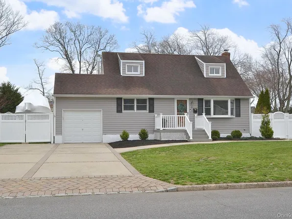 7 Katherine Place, Oakdale, NY 11769