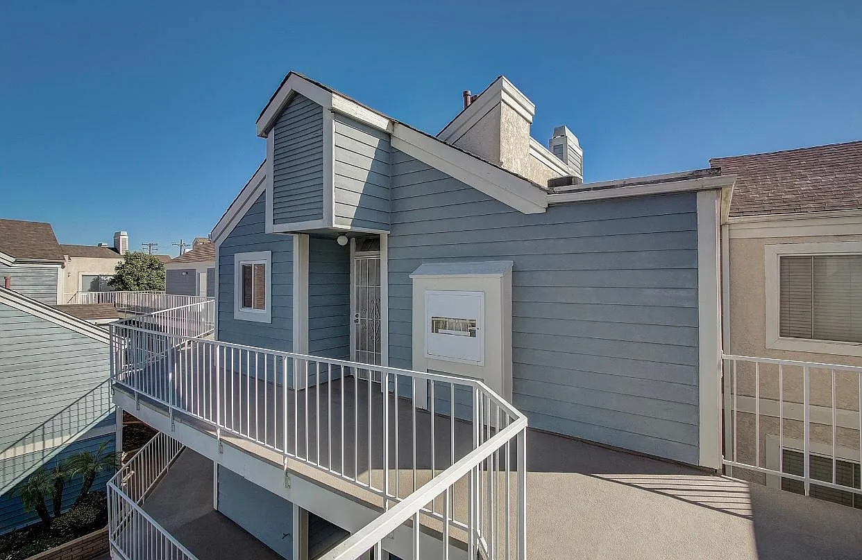 2 bed, 858 sqft, $2,750 — Photo 2