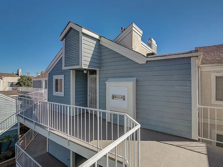628 Daisy Ave #401 — Photo 2