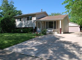 221 Monterey Dr, Bolingbrook, IL