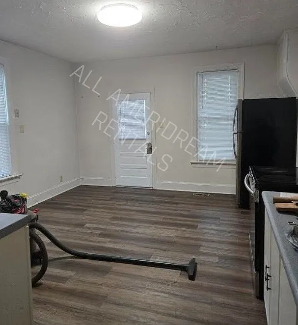 3 bed, 1.5 bath, $1,450 — Photo 2