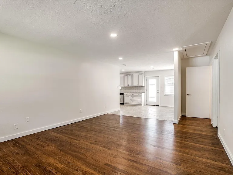 235 Live Oak St — Photo 5