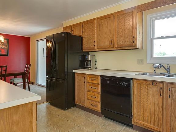 3rd image of 40 Belaire Dr