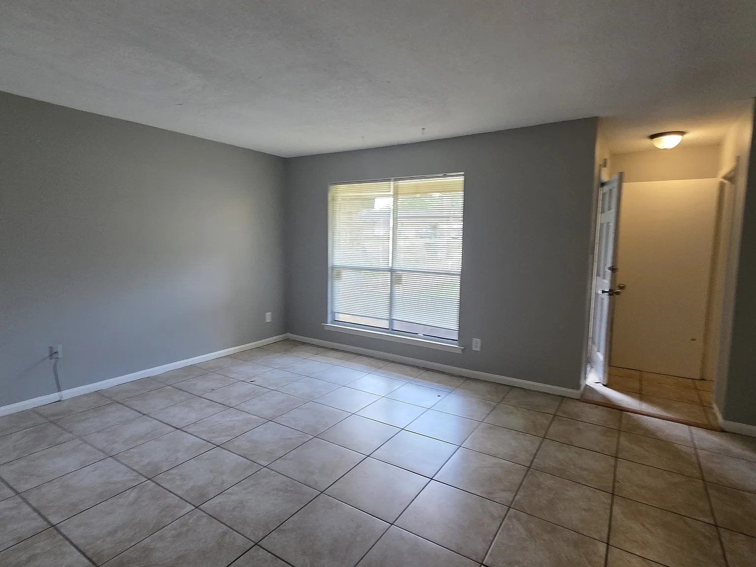 3-Bed, 2.5 Bath Duplex Unit — Photo 2