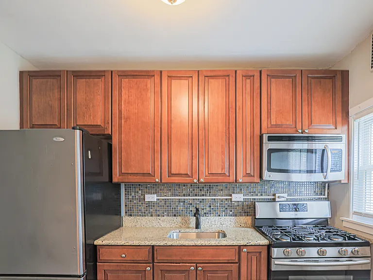 1011 W 42nd St — Photo 14