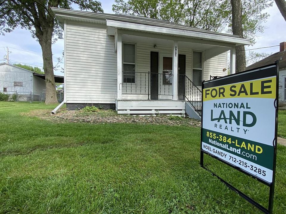 This tidy homes sits in a nice neighborhood close to the area schools. 