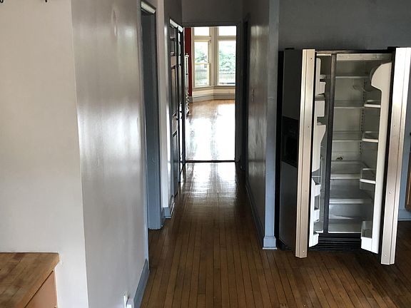 3rd image of 1027 W Oakdale Ave APT 2
