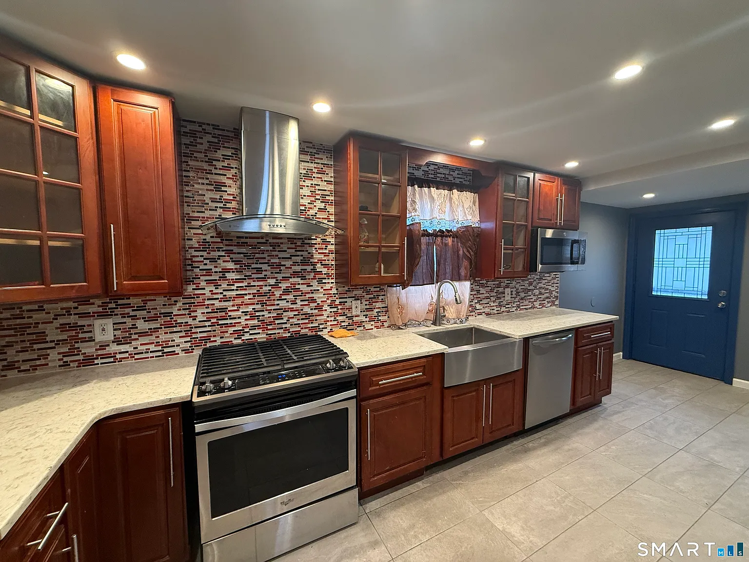 3 bed, 1.0 bath, 1050 sqft, $3,500 — Photo 3