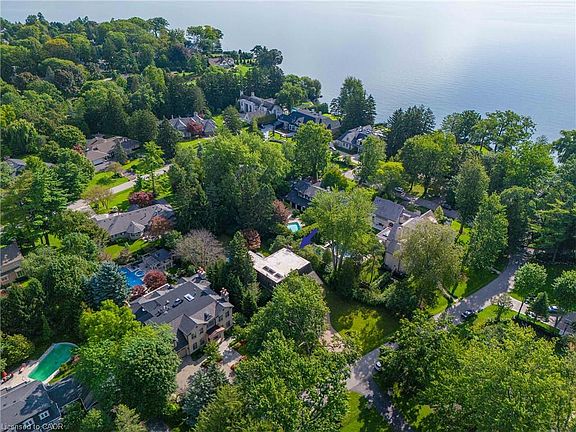 3rd image of 16 Colonial Cres