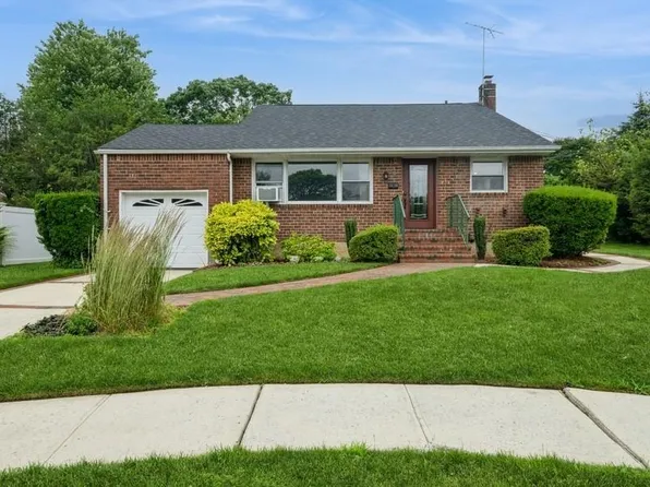 6 Robert Court, Bethpage, NY 11714