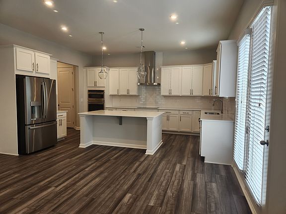 4th image of 400 Madison Lakeview Dr