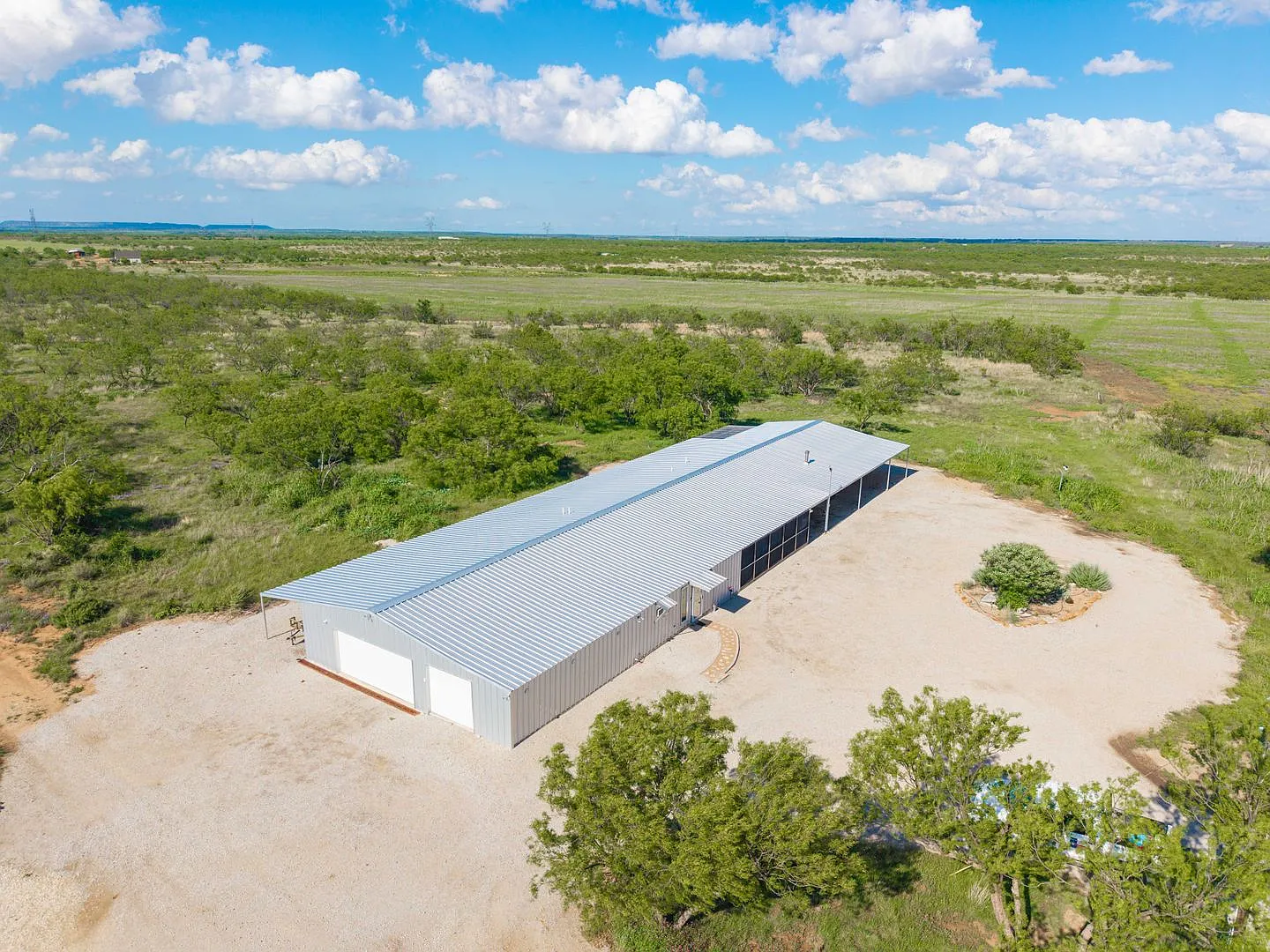 Large Country Home on Acreage with Access to Fishing — Photo 2