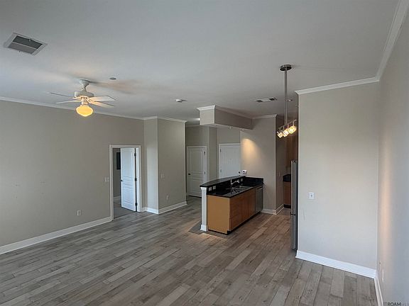 3rd image of 7707 Bluebonnet Blvd APT 425