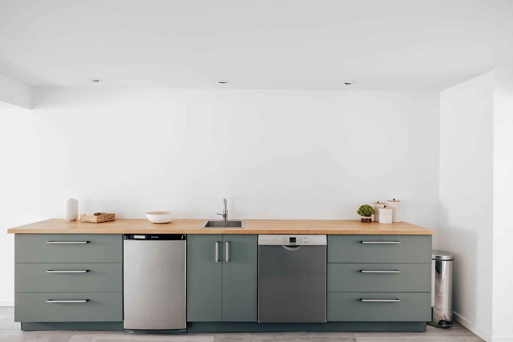  Kitchenette incl fridge,sink,dishwasher in large basement which can function as a separate entity