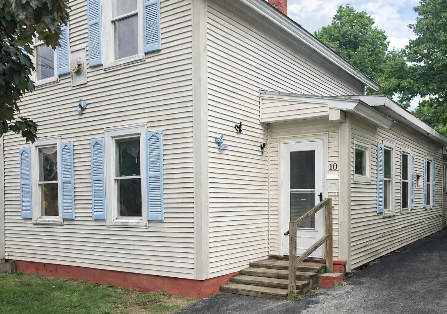 Spacious 5-Bedroom, 4-Bathroom Home 1 Month Free Rent ( 10 Walnut St) — Photo 1