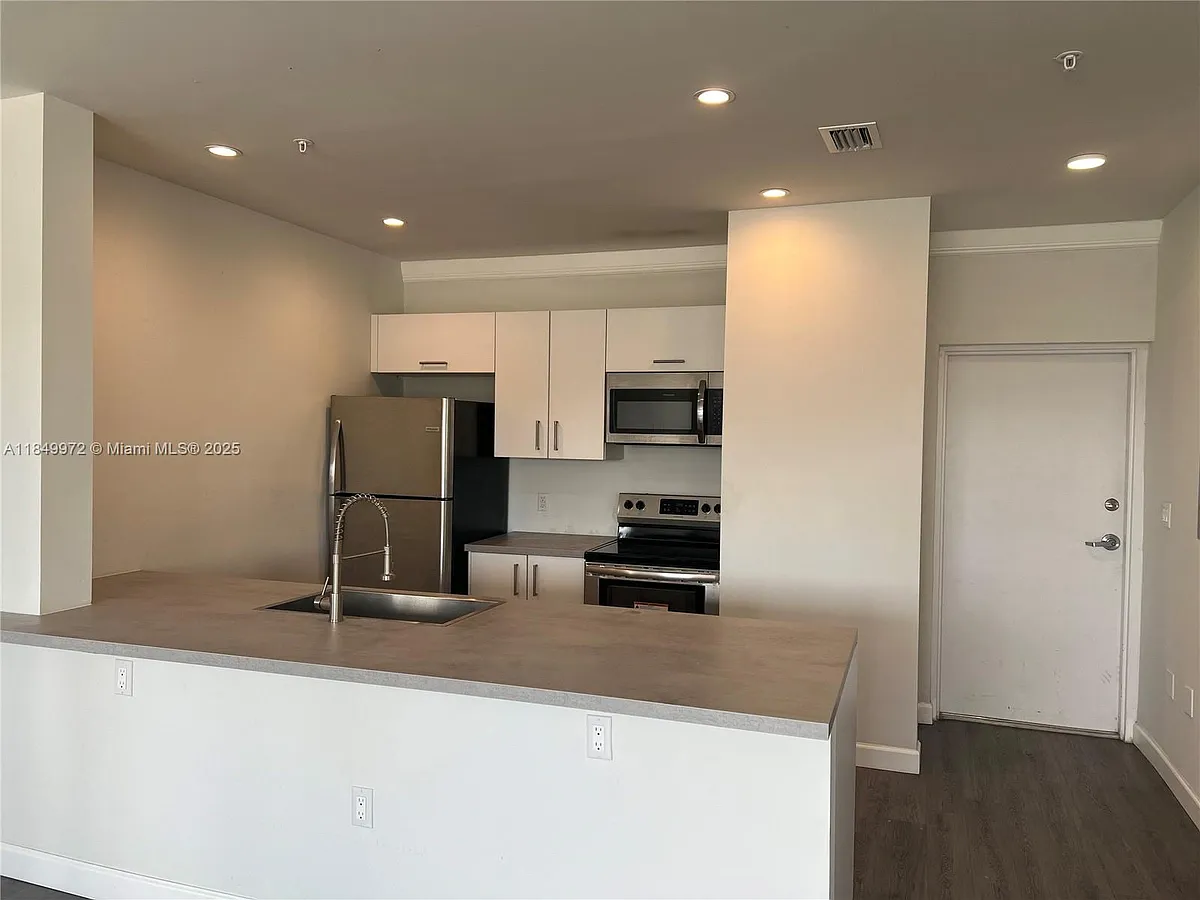 Building Photo - 2311 NW 22nd Ave #207