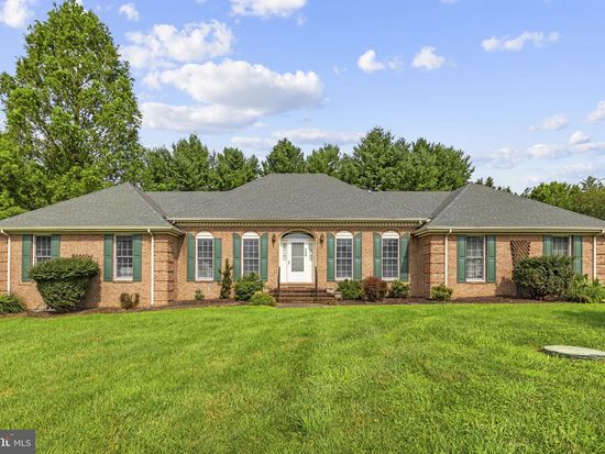 145 Eastland Dr, Charles Town, WV 25414