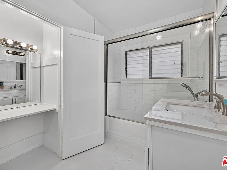 2215 W 21st St — Photo 39