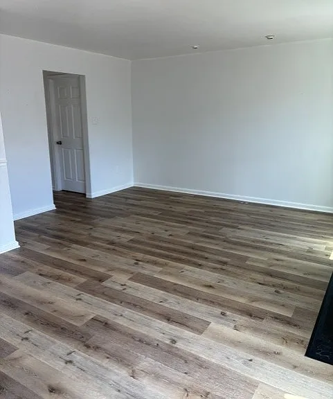 1806 Glendale Ln — Photo 6