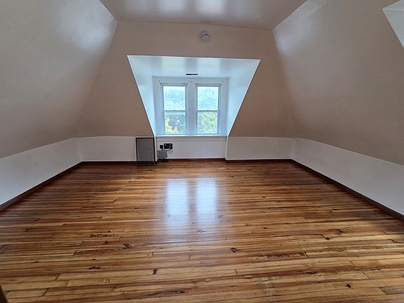 2nd image of 163 King George St APT 4