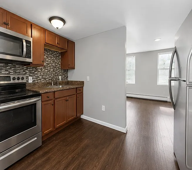 5 bed, 1.5 bath, 1616 sqft, $2,900 — Photo 3