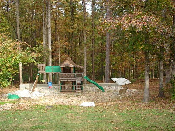 5th image of 243 Amelia Dr W