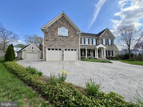 888 Ballou St, Herndon, VA 20170