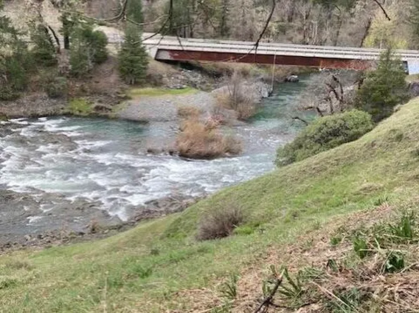 2 E Van Duzen Rd, Bridgeville, CA 95526