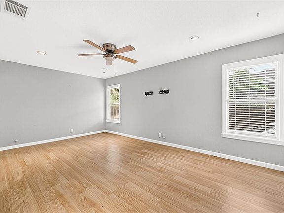 3rd image of 622 Sorrell St