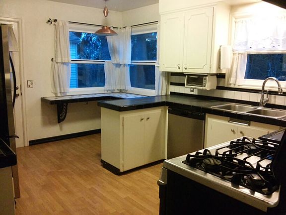 5th image of 945 NE Birchwood Dr