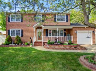 227 N Cedar St, Massapequa, NY