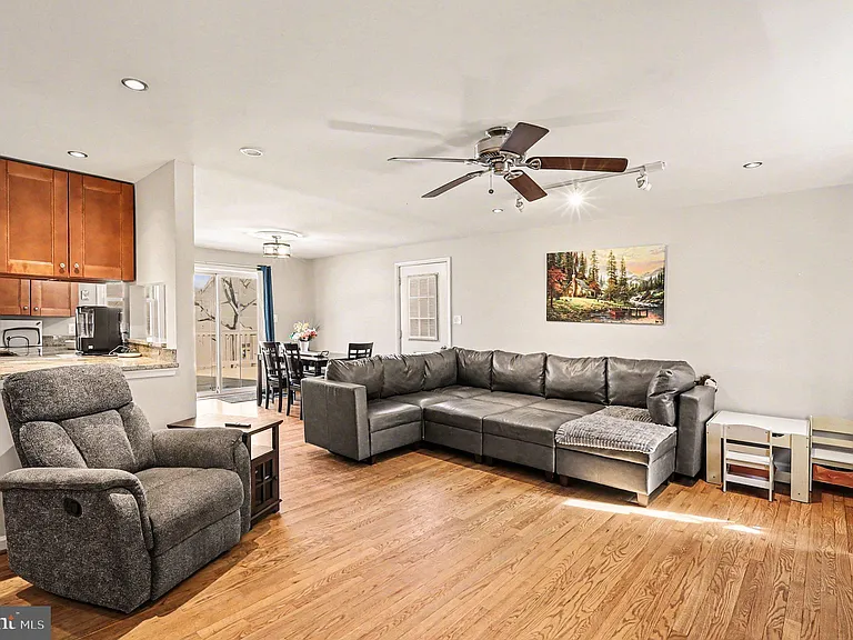 7409 Lake Dr — Photo 3