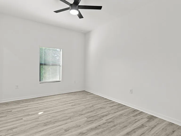 548 Knapp St — Photo 29
