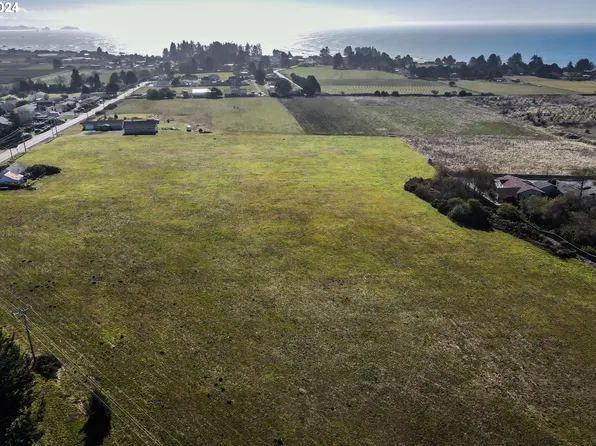 15870 Pedrioli Dr, Brookings, OR 97415