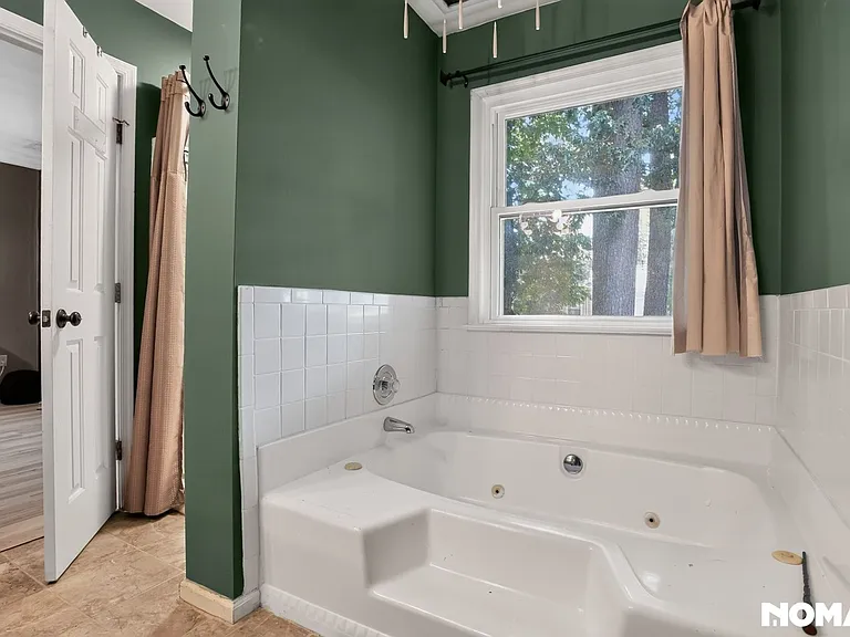 1620 Winthrope Dr — Photo 2