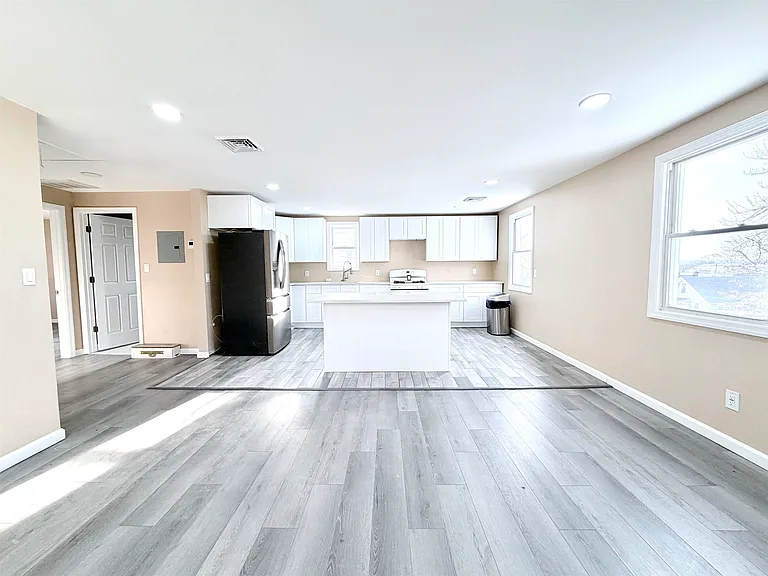 1572 Summit Ave #2 — Photo 6