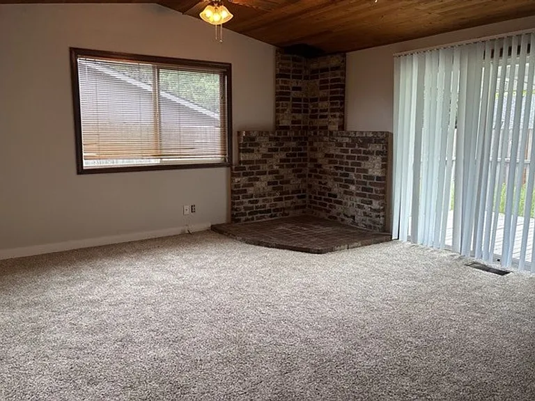 2142 Maplewood Dr S — Photo 3