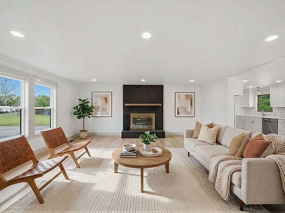 5th image of 305 Palmer Ct